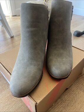 SOUL Naturalizer Gray Suede Ankle Booties